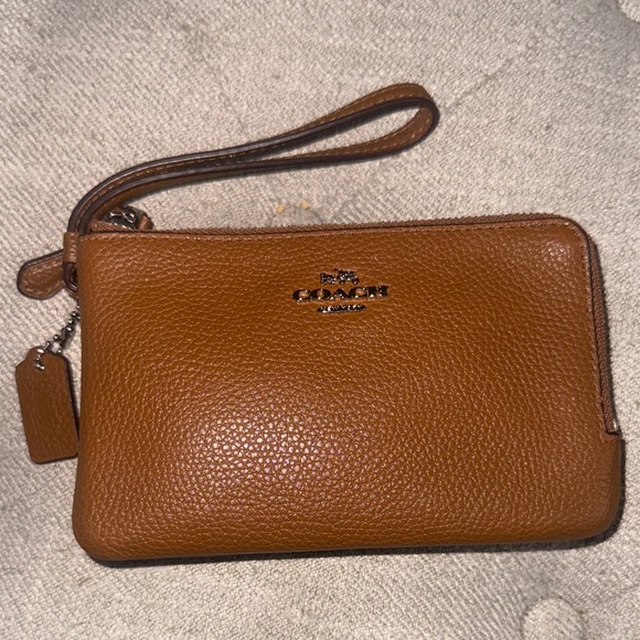 NWT, Coach vintage double  zip wristlet in saddle tan. - Picture 1 of 8